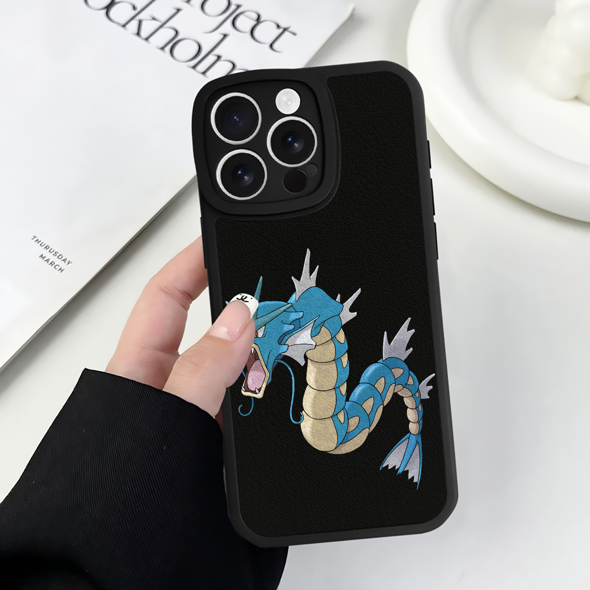 （画像用） ポケットモンスター Pokémon 【iPhone 16シリーズ対応】シリコンスマホケース（レザー調） 材質：シリコン